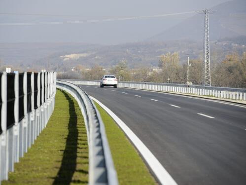 Povoljni vremenski uslovi za vožnju, kolona vozila na dva granična prelaza