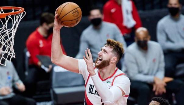 Povreda Jusufa Nurkića u meču Portlanda i Toronta