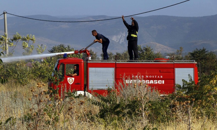 Požar i dalje aktivan prema Roškom polju