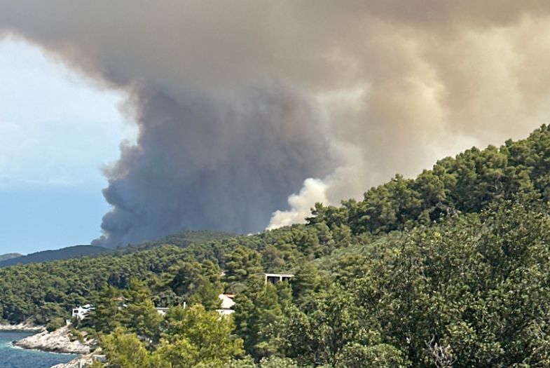 Požar i dalje hara Korčulom: Dva se požara spojila u jedan