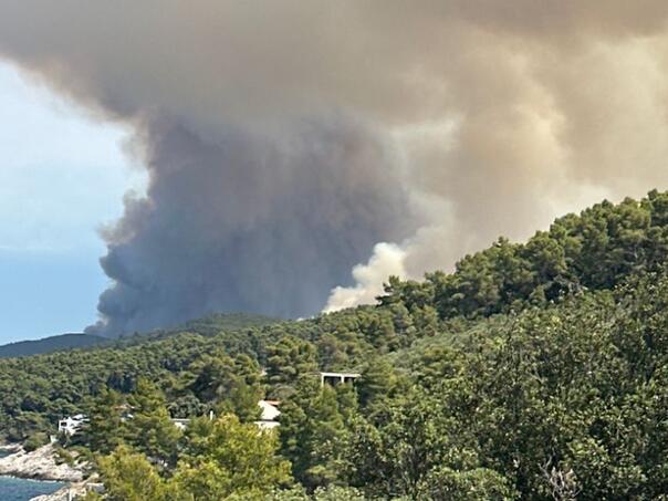 Požar i dalje hara Korčulom: Dva se požara spojila u jedan