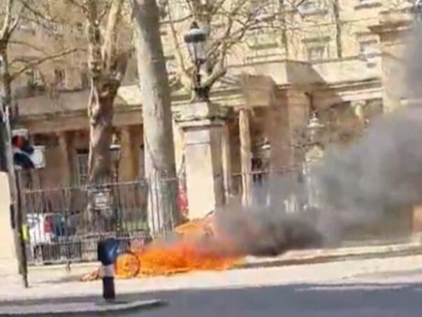 Požar ispred Buckinghamske palate