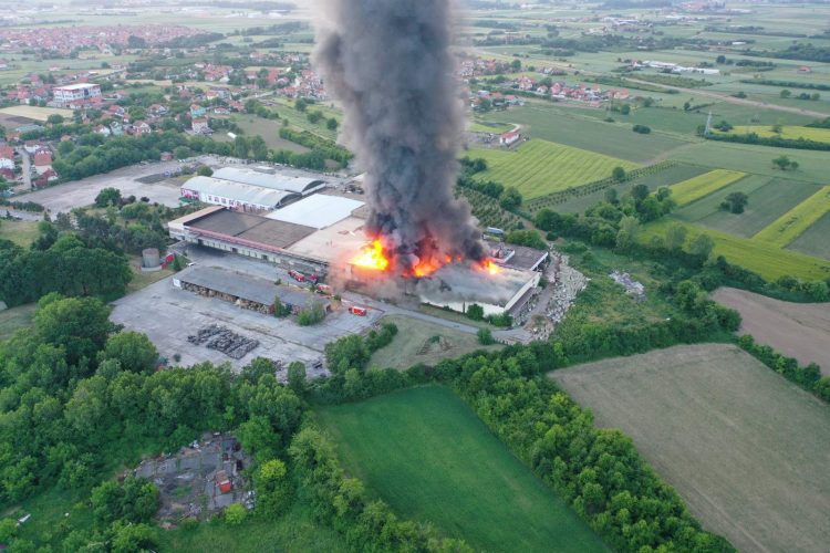 Požar izbio u jednoj od hala fabrike Sava u Bijeljini