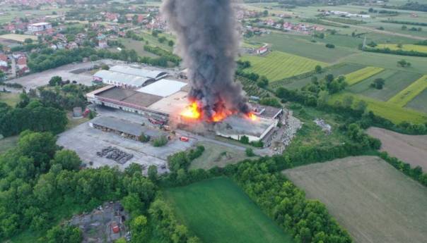 Požar izbio u jednoj od hala fabrike Sava u Bijeljini