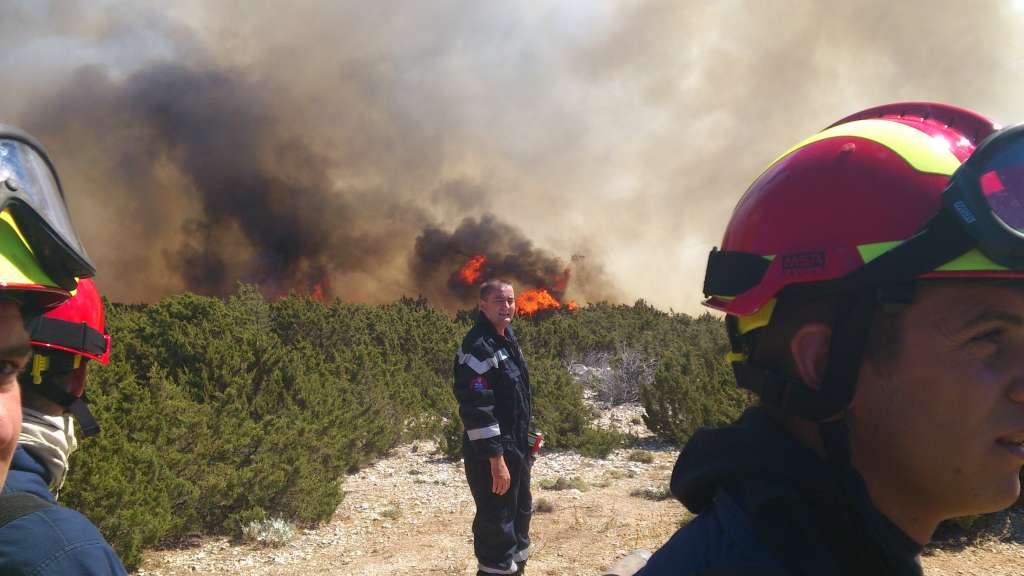 Požar iznad Brela, zbog vjetra ne može intervenirati helikopter