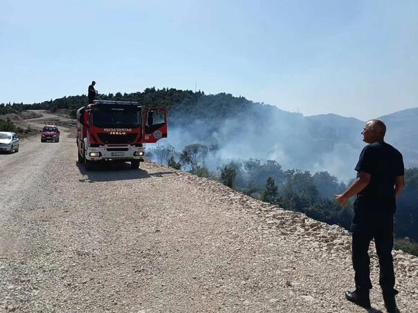 Požar iznad Trebinja: Vatrena linija duga dva kilometra, bliži se manastiru