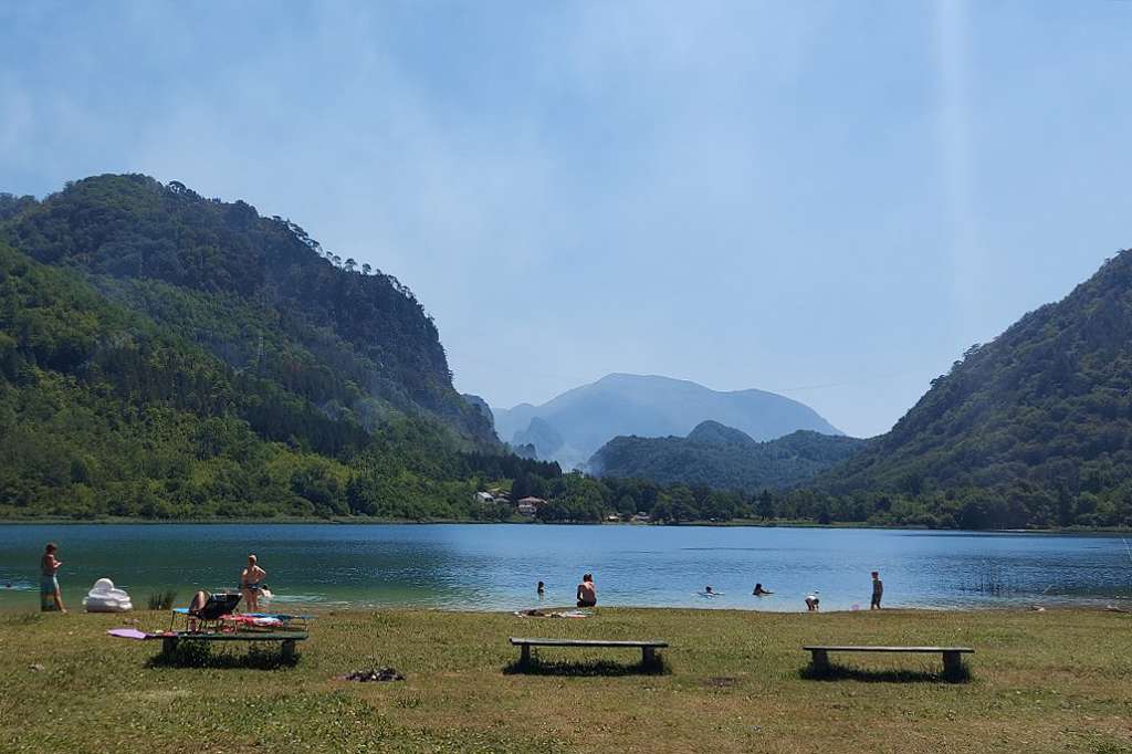 Požar kod Boračkog jezera pod kontrolom, pomaže helikopter OSBiH