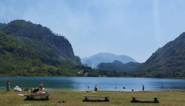 Požar kod Boračkog jezera pod kontrolom, pomaže helikopter OSBiH