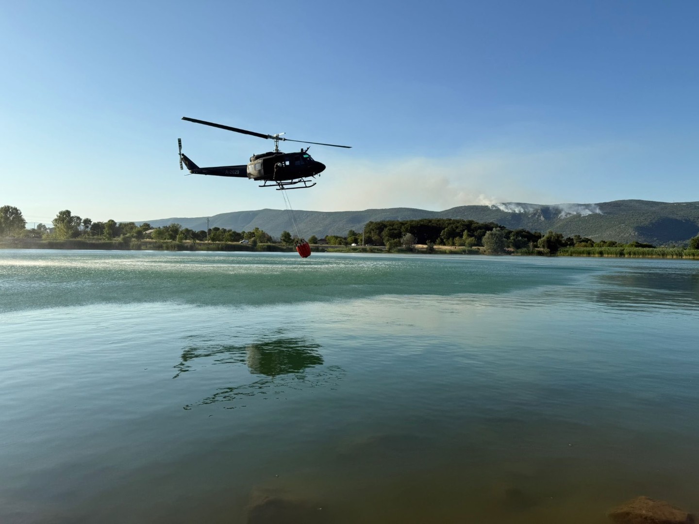 Požar kod Gruda aktivan treći dan, u gašenju pomažu i helikopter OS BiH i Air Tractor