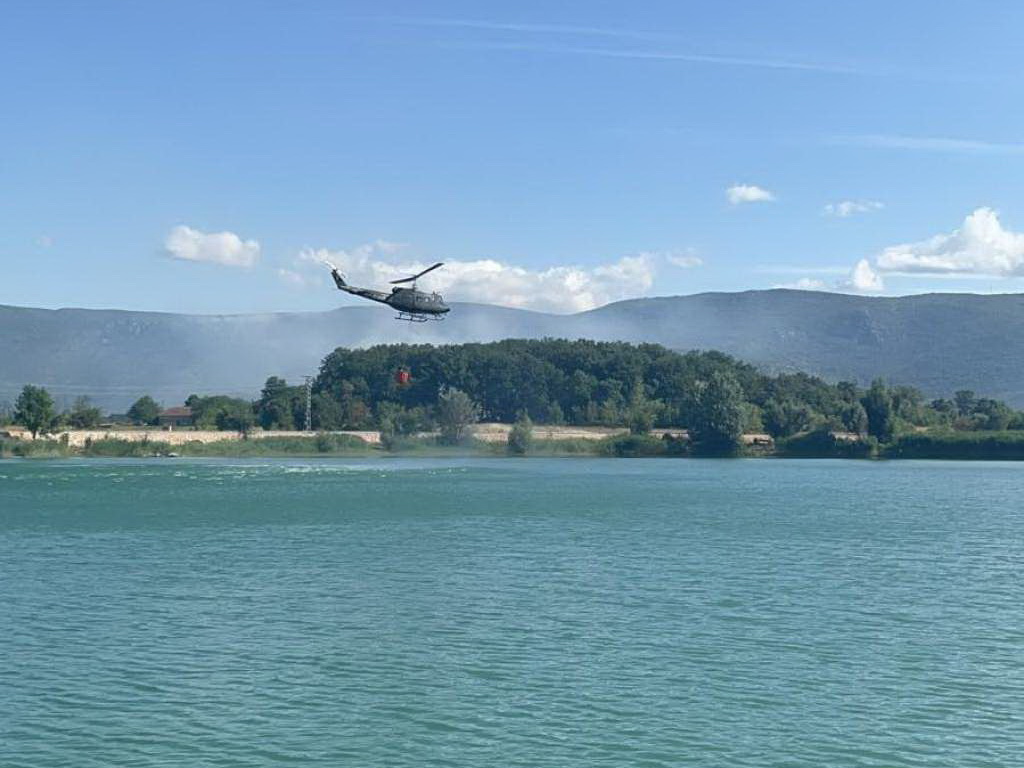 Požar kod Gruda i dalje aktivan, u gašenju pomaže helikopter OS BiH