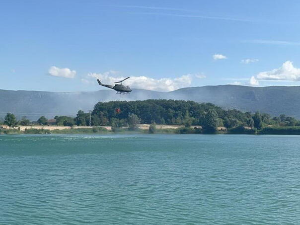Požar kod Gruda i dalje aktivan, u gašenju pomaže helikopter OS BiH