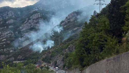 Požar kod Jablanice: Vatru gasi i helikopter OS BiH