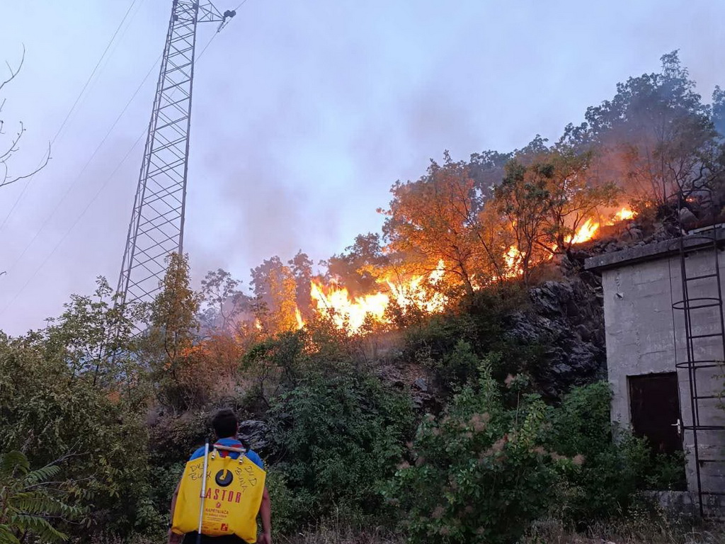 Požar kod Mostara i dalje aktivan