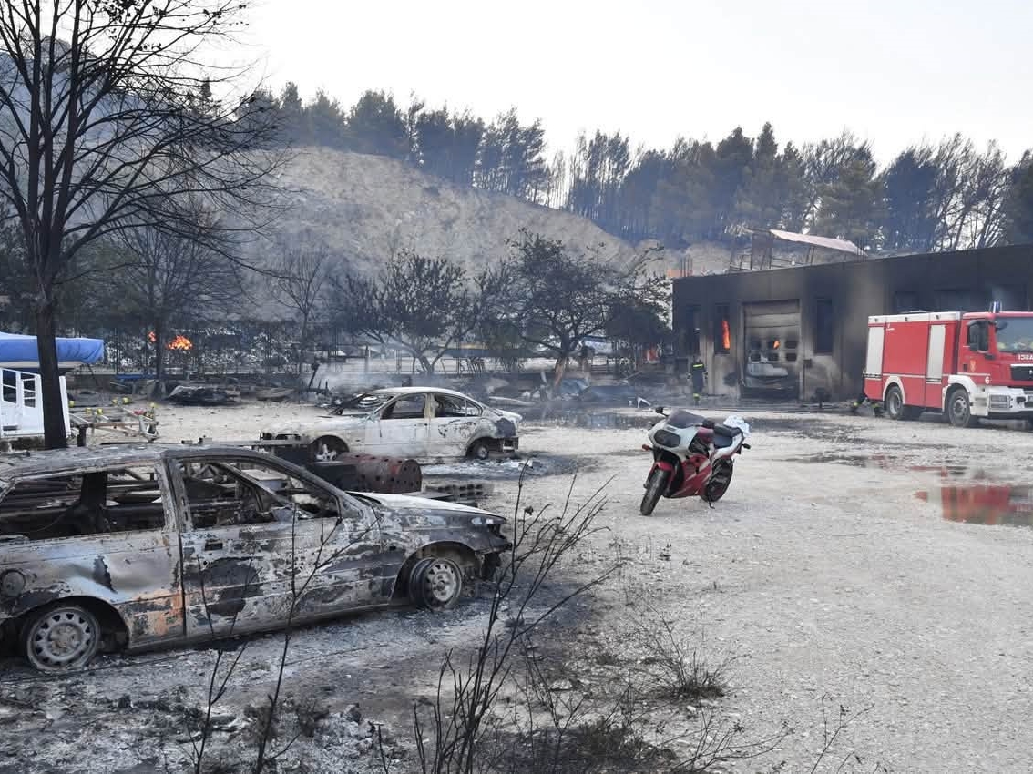Požar kod Omiša ostavio pustoš: Izgorjelo 106 vozila, 28 kuća i 45 plovila