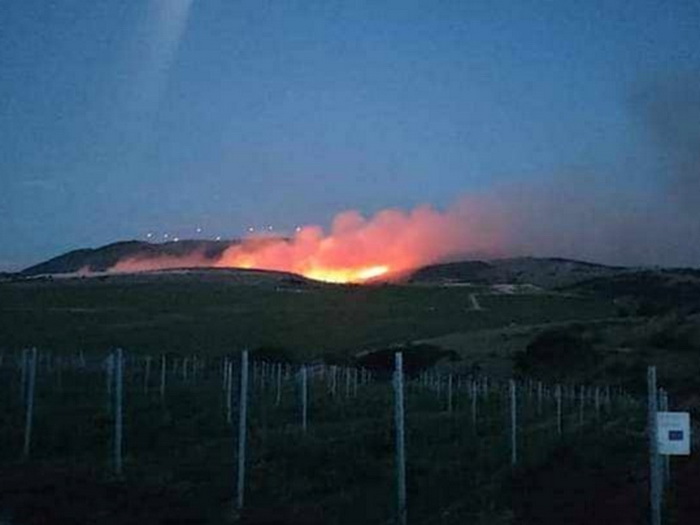Požar kod Šibenika od ponedjeljka ujutro gase i dva kanadera