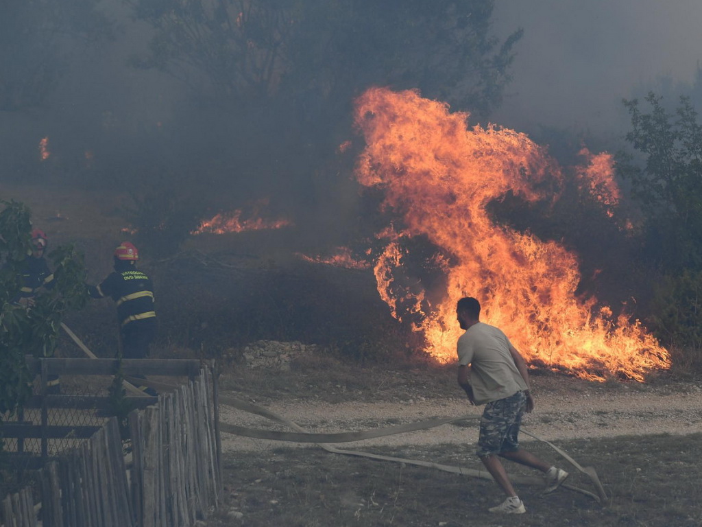 Požar kod Skradina: Odjekuju detonacije, povrijeđen vatrogasac