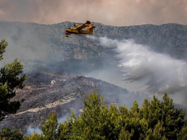 Požar kod Splita nije lokaliziran, vatrogasci će ga gasiti cijelu noć