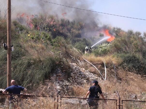 Požar kod Splita lokalizovan, ali vatrogasci ostaju na terenu