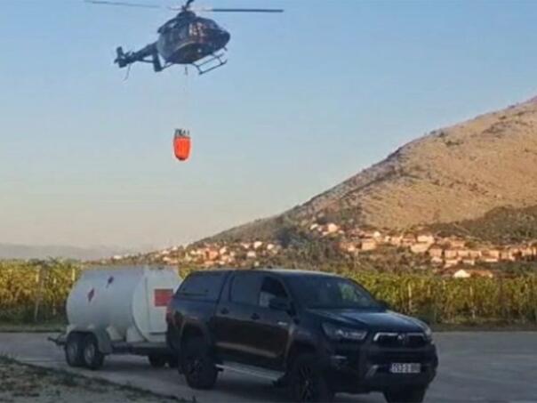 Požar kod Trebinja i dalje gori, gasi ga helikopter