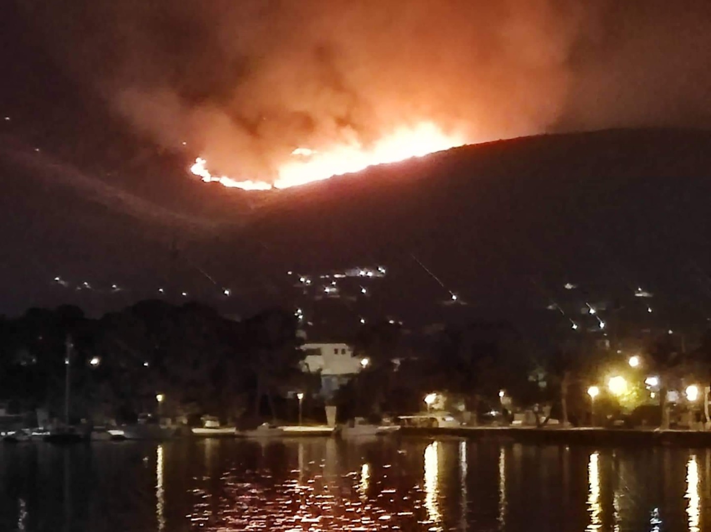 Požar kod Trogira i dalje izvan kontrole, aktivirani i kanaderi