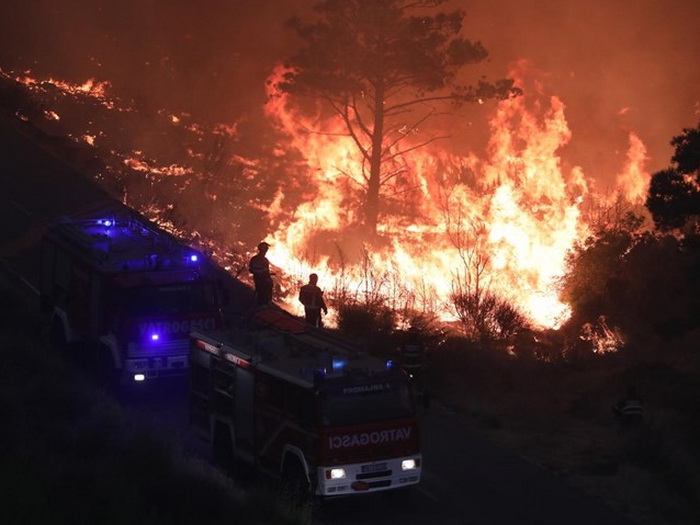 Požar kod Tučepa uz vatrogasce gase i dva kanadera, vatra ušla u PP Biokovo