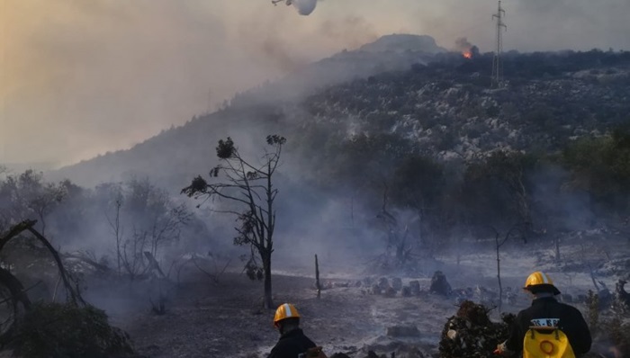 Požar na Braču lokaliziran, vatrogasci ne ulaze u minski sumnjivo područje