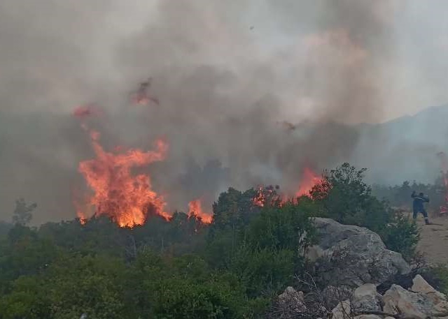 Požar na brdu kod Mostara još uvijek aktivan