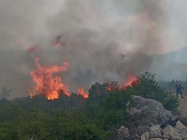 Požar na brdu kod Mostara još uvijek aktivan
