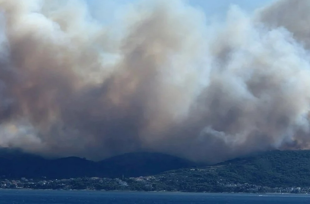 Požar na Čiovu gasi stotinu vatrogasaca i dva kanadera