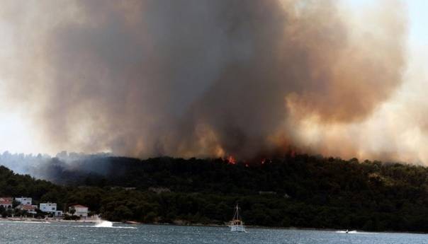 Požar na Čiovu nije pod kontrolom, izgorjelo 60 hektara