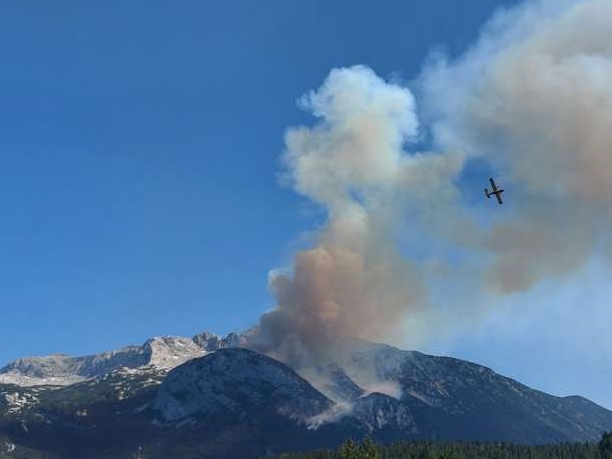 Požar na Čvrsnici i dalje aktivan, Air tractor izvršio šest preleta