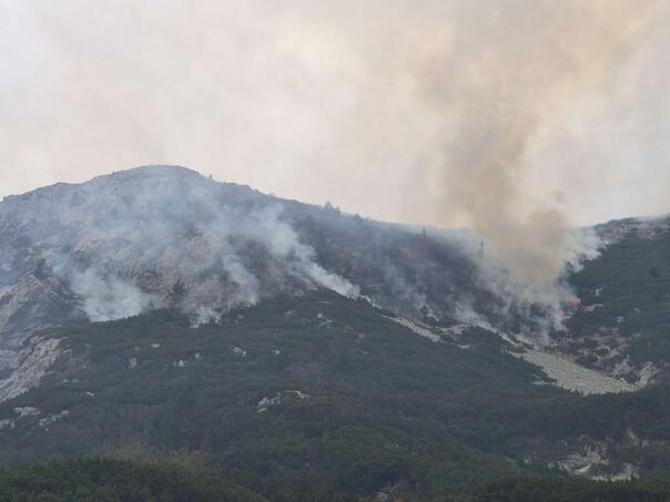 Požar na Čvrsnici i dalje aktivan: Vatra se širi podzemnim žilama