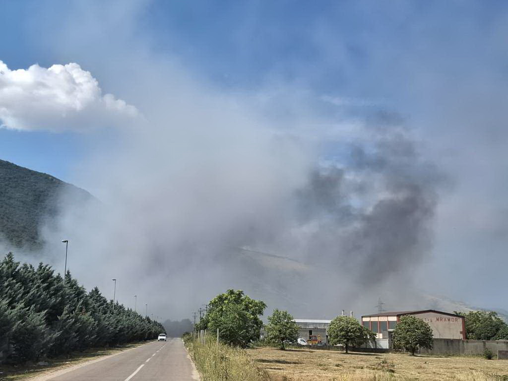 Požar na deponiji Uborak i dalje aktivan, na terenu vatrogasci