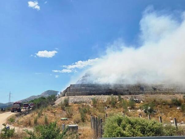 Požar na granici BiH i Hrvatske, gori deponija