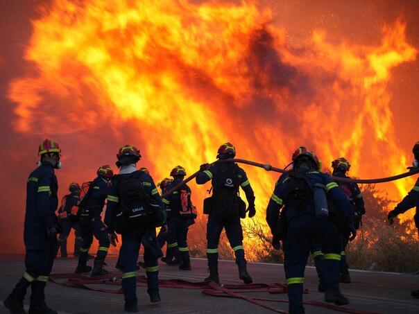 Požar na grčkom otoku 'bijesni' već dva dana, ni skoro 200 vatrogasaca mu ne može ništa