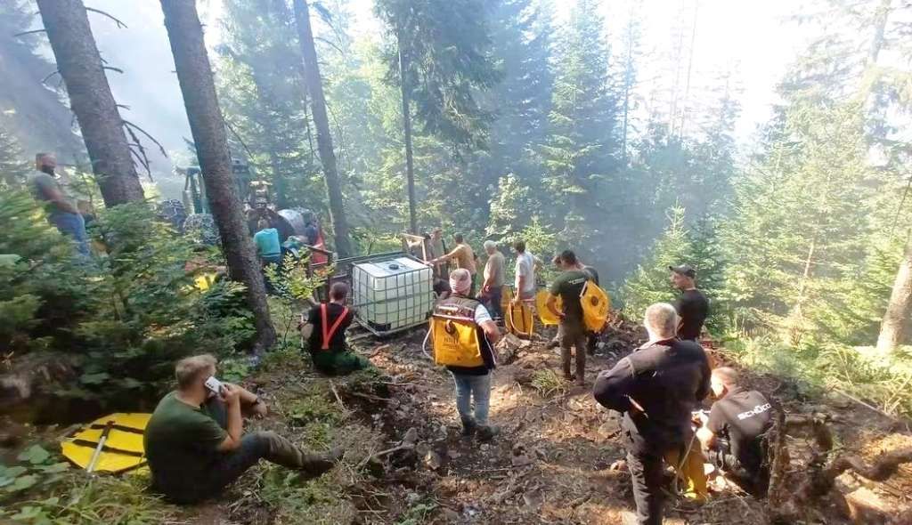 Požar na Grmeču i dalje aktivan: Gase ga šumari, vatrogasci i CZ