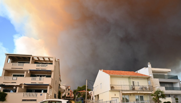 Požar na Jadranu progutao oko 20 kuća, na terenu i vojska
