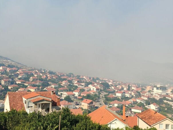 Požar na Leotaru iznad Trebinja van kotrole, grad prekrio gust dim
