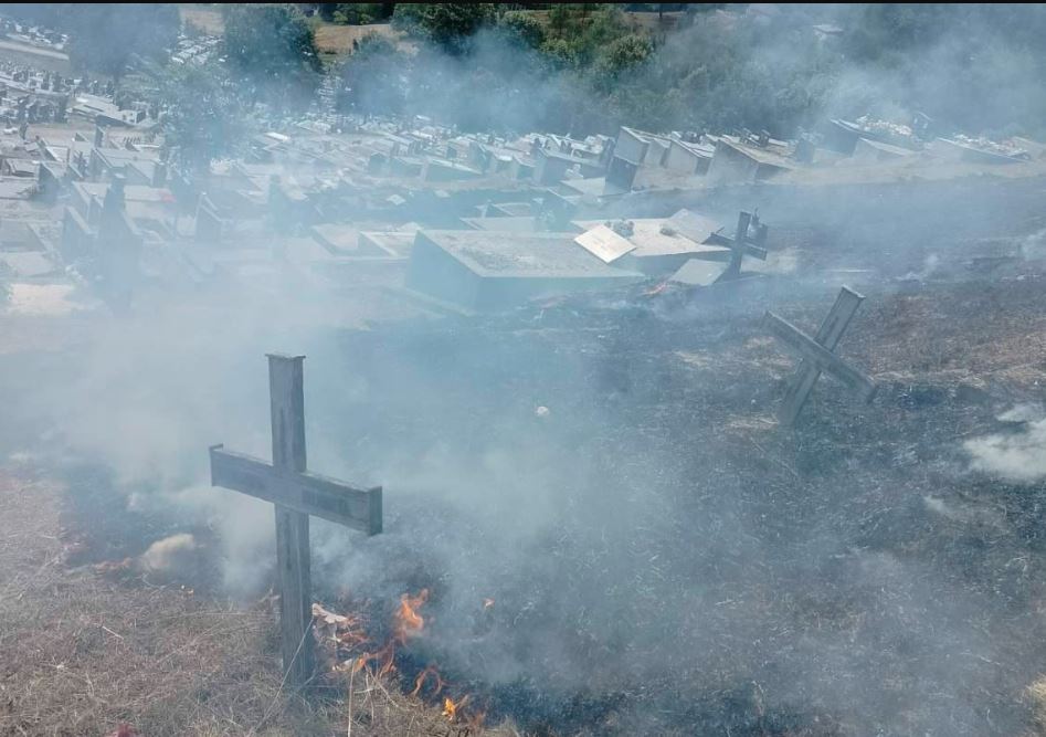 Požar na Novom groblju u Banjaluci, vatra zahvatila grobove