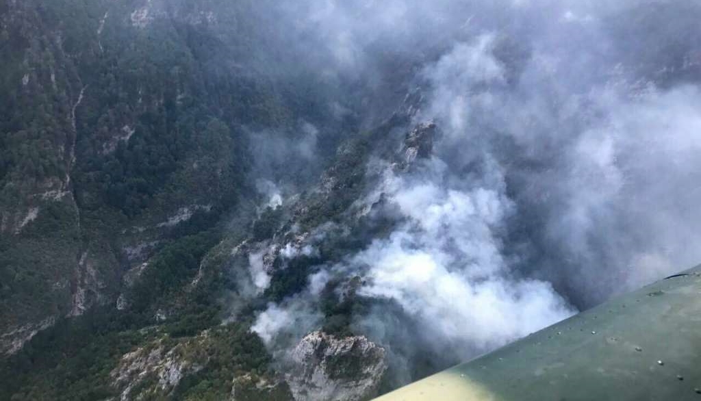 Požar na području Boračkog jezera i dalje aktivan, vatru gasi i helikopter OS BiH