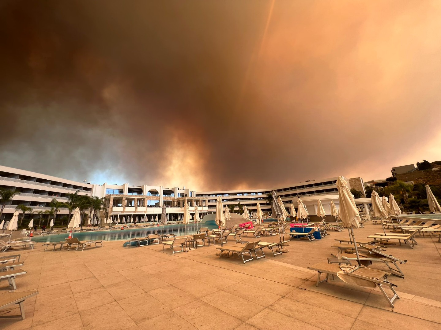 Požar na Rodosu: Hiljade ljudi napustilo domove i hotele