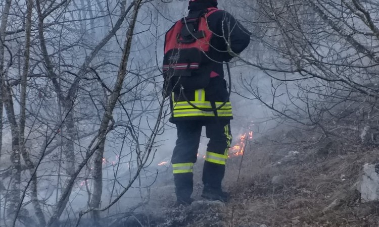 Požar na Rujištu kod Mostara i dalje aktivan