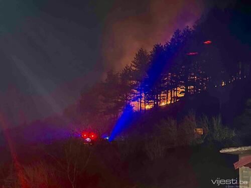 Požar na Trebeviću i dalje aktivan, odbijen od naseljenog dijela