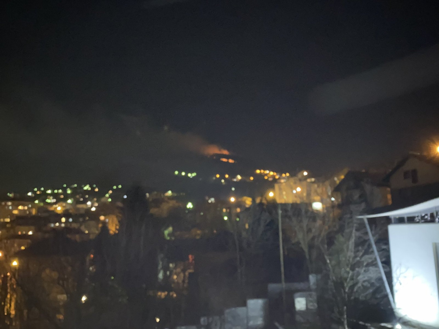 Požar na Trebeviću, vatrogasci na terenu