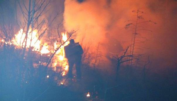 Požar na Tušnici kod Livna prijeti kućama