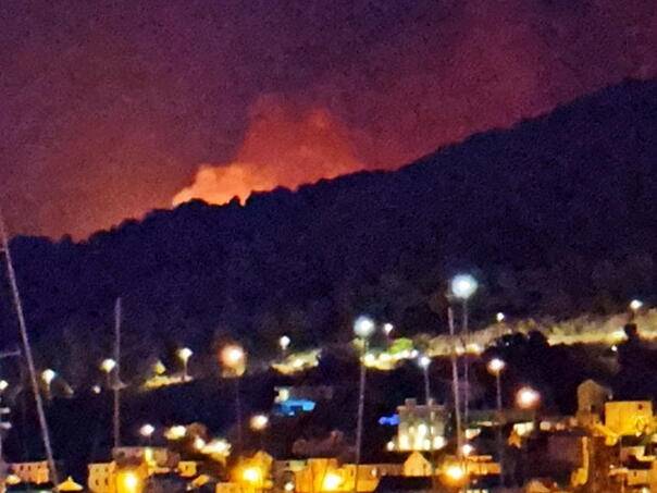 Požar na Visu pod kontrolom, ali nije ugašen