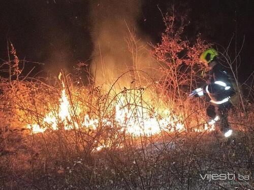 Požar niskog rastinja podno Majevice, vatrogasci na terenu