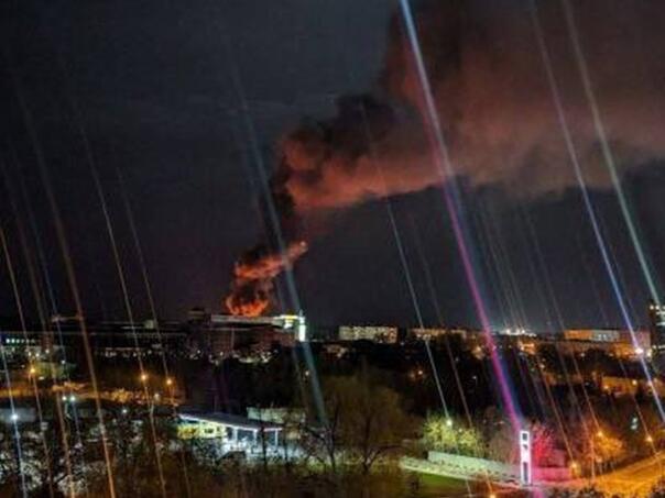 Gori ogromna tvornica u ruskom Voronježu