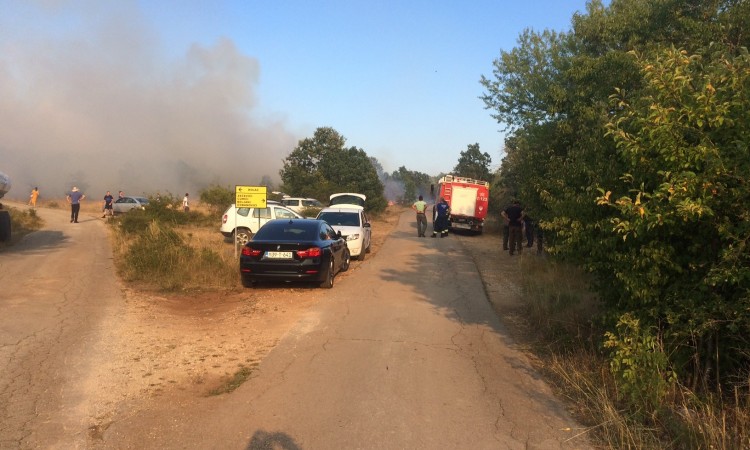 Požar oko Roškoga Polja i dalje aktivan, od Hrvatske se ponovno traži pomoć