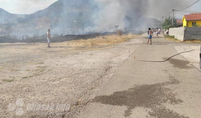 Požar prijeti obiteljskim kućama u Rodoču